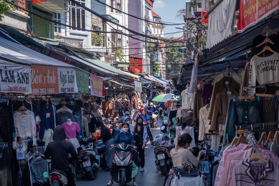 “Thủ phủ thời trang” Ninh Hiệp ế ẩm, tiểu thương đùa nhau: “Cả tháng bán lãi được mỗi giấc ngủ” - Ảnh 9.