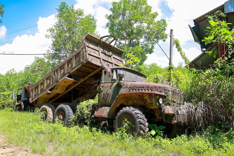 Xe cộ, máy móc tuyển quặng sắt nằm hoen rỉ gần nửa thập kỷ trong rừng tràm ở Huế - Ảnh 1.