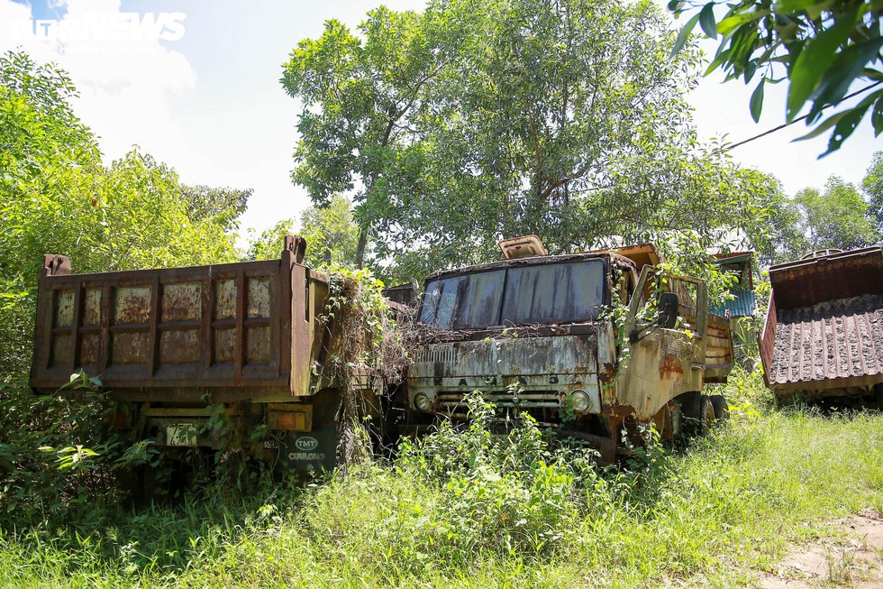 Xe cộ, máy móc tuyển quặng sắt nằm hoen rỉ gần nửa thập kỷ trong rừng tràm ở Huế - Ảnh 3.