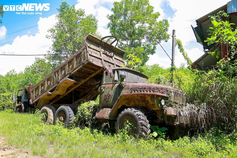 Xe cộ, máy móc tuyển quặng sắt nằm hoen rỉ gần nửa thập kỷ trong rừng tràm ở Huế - Ảnh 8.