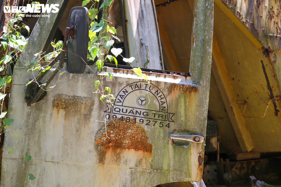 Xe cộ, máy móc tuyển quặng sắt nằm hoen rỉ gần nửa thập kỷ trong rừng tràm ở Huế - Ảnh 7.