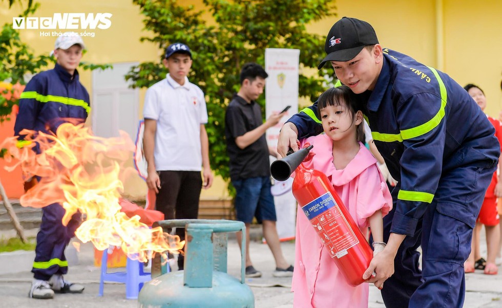 Trẻ em Hà Nội đu dây, thực hành thoát khỏi đám cháy từ tầng cao chung cư - Ảnh 8.