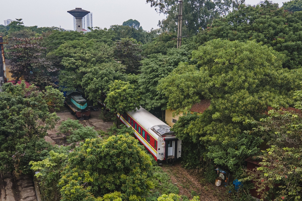 Cận cảnh đoàn tàu hạng sang của Tập đoàn Trung Quốc trị giá hàng trăm tỷ đồng đang đắp chiếu ở Hà Nội - Ảnh 3.