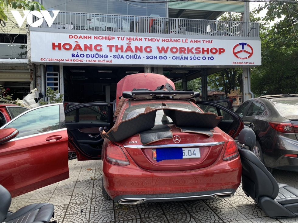 Sau đợt mưa lũ, nhiều tiệm sửa ô tô, xe máy quá tải ở Thừa Thiên Huế - Ảnh 3.