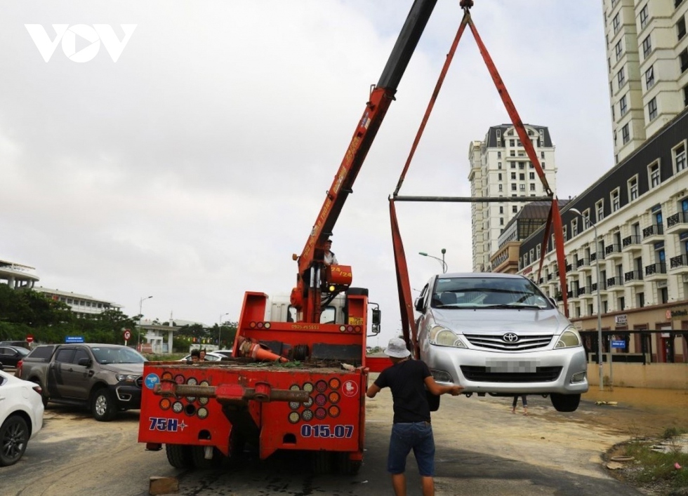 Sau đợt mưa lũ, nhiều tiệm sửa ô tô, xe máy quá tải ở Thừa Thiên Huế - Ảnh 2.