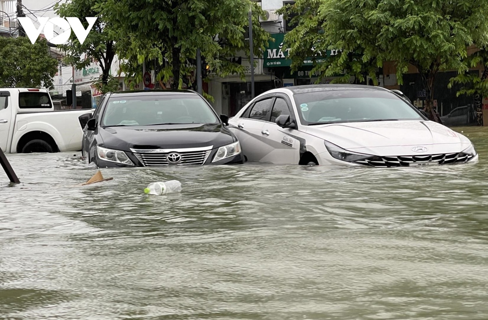 Sau đợt mưa lũ, nhiều tiệm sửa ô tô, xe máy quá tải ở Thừa Thiên Huế - Ảnh 1.