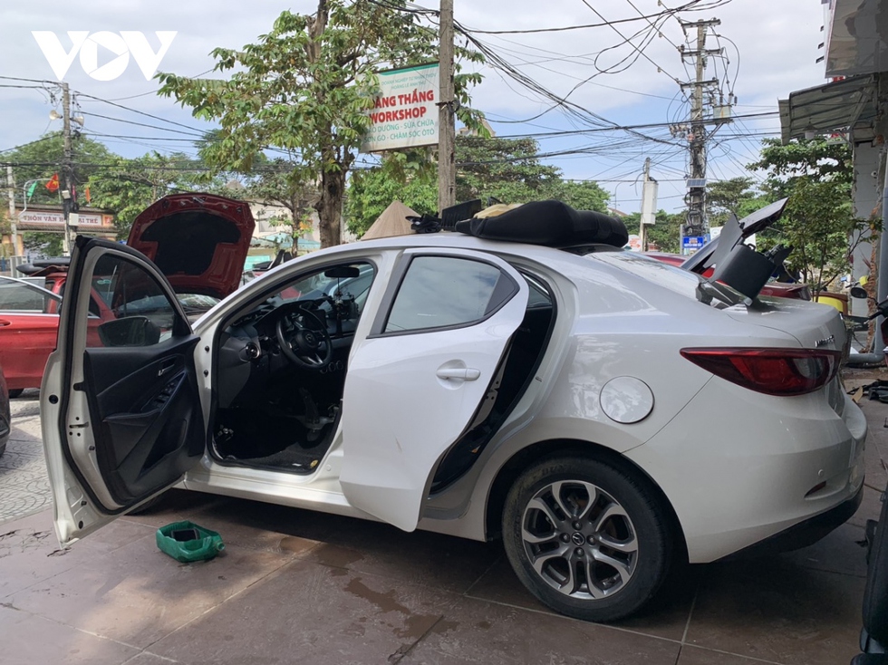 Sau đợt mưa lũ, nhiều tiệm sửa ô tô, xe máy quá tải ở Thừa Thiên Huế - Ảnh 13.