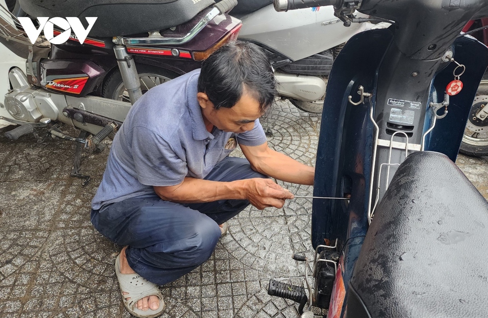 Sau đợt mưa lũ, nhiều tiệm sửa ô tô, xe máy quá tải ở Thừa Thiên Huế - Ảnh 12.