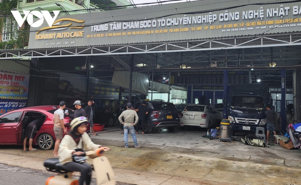Sau đợt mưa lũ, nhiều tiệm sửa ô tô, xe máy quá tải ở Thừa Thiên Huế - Ảnh 11.