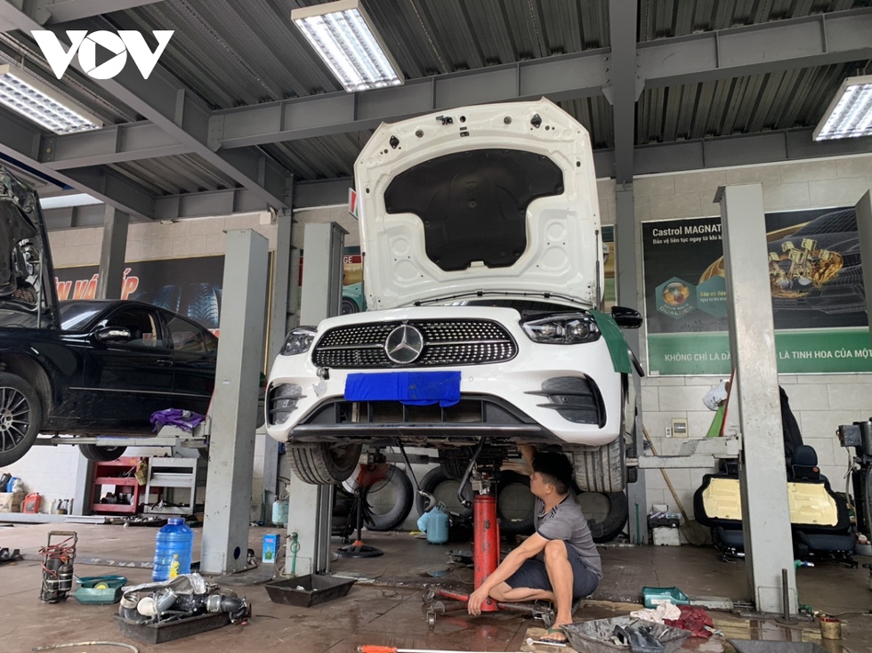 Sau đợt mưa lũ, nhiều tiệm sửa ô tô, xe máy quá tải ở Thừa Thiên Huế - Ảnh 10.