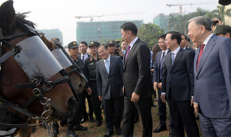 Chủ tịch nước và Tổng thống Mông Cổ xem Cảnh sát cơ động kỵ binh lao qua vòng lửa, phô diễn sức mạnh - Ảnh 2.