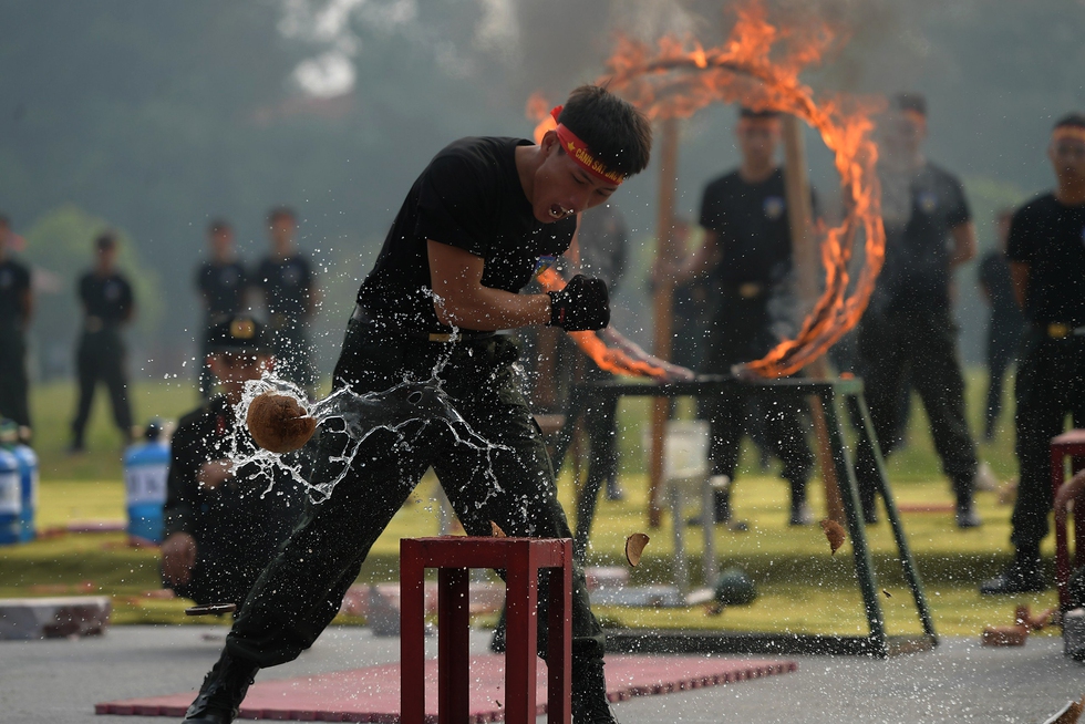 Chủ tịch nước và Tổng thống Mông Cổ xem Cảnh sát cơ động kỵ binh lao qua vòng lửa, phô diễn sức mạnh - Ảnh 8.