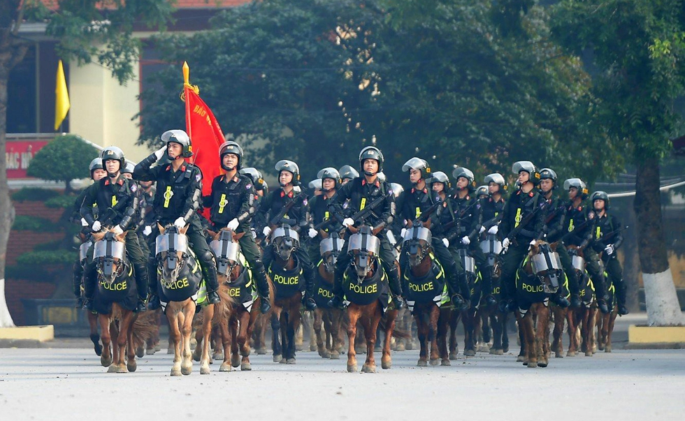 Chủ tịch nước và Tổng thống Mông Cổ xem Cảnh sát cơ động kỵ binh lao qua vòng lửa, phô diễn sức mạnh - Ảnh 4.