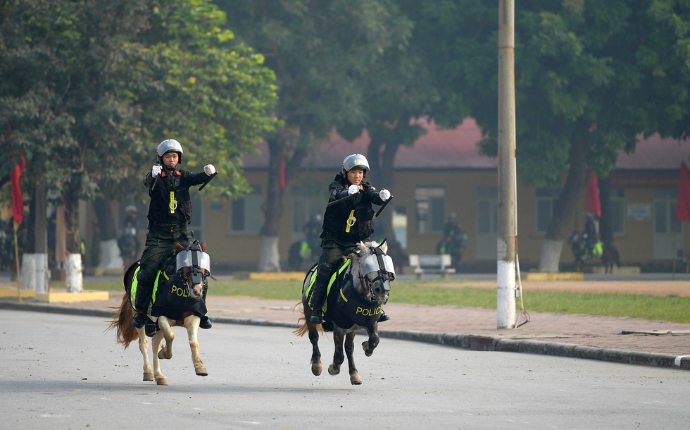 Chủ tịch nước và Tổng thống Mông Cổ xem Cảnh sát cơ động kỵ binh lao qua vòng lửa, phô diễn sức mạnh - Ảnh 7.
