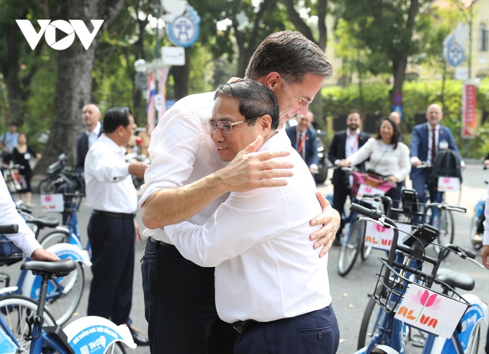 Ảnh: Thủ tướng Phạm Minh Chính cùng Thủ tướng Hà Lan dạo phố Hà Nội bằng xe đạp - Ảnh 10.