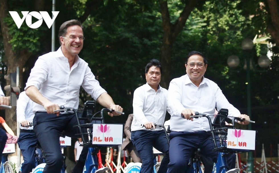 Ảnh: Thủ tướng Phạm Minh Chính cùng Thủ tướng Hà Lan dạo phố Hà Nội bằng xe đạp - Ảnh 1.