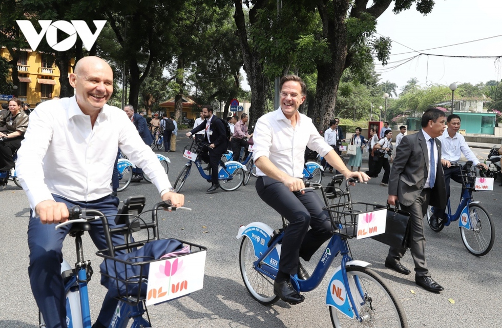 Ảnh: Thủ tướng Phạm Minh Chính cùng Thủ tướng Hà Lan dạo phố Hà Nội bằng xe đạp - Ảnh 9.