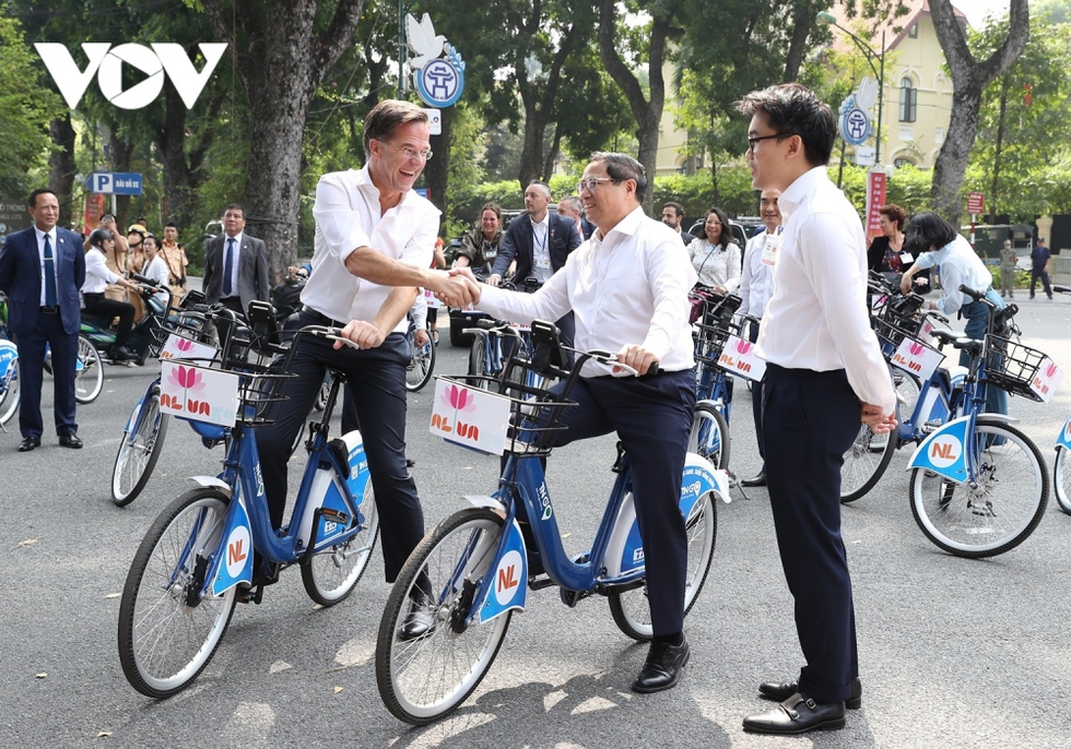 Ảnh: Thủ tướng Phạm Minh Chính cùng Thủ tướng Hà Lan dạo phố Hà Nội bằng xe đạp - Ảnh 8.