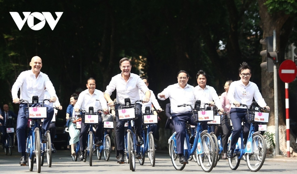 Ảnh: Thủ tướng Phạm Minh Chính cùng Thủ tướng Hà Lan dạo phố Hà Nội bằng xe đạp - Ảnh 6.