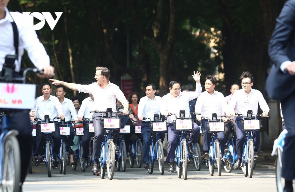 Ảnh: Thủ tướng Phạm Minh Chính cùng Thủ tướng Hà Lan dạo phố Hà Nội bằng xe đạp - Ảnh 5.