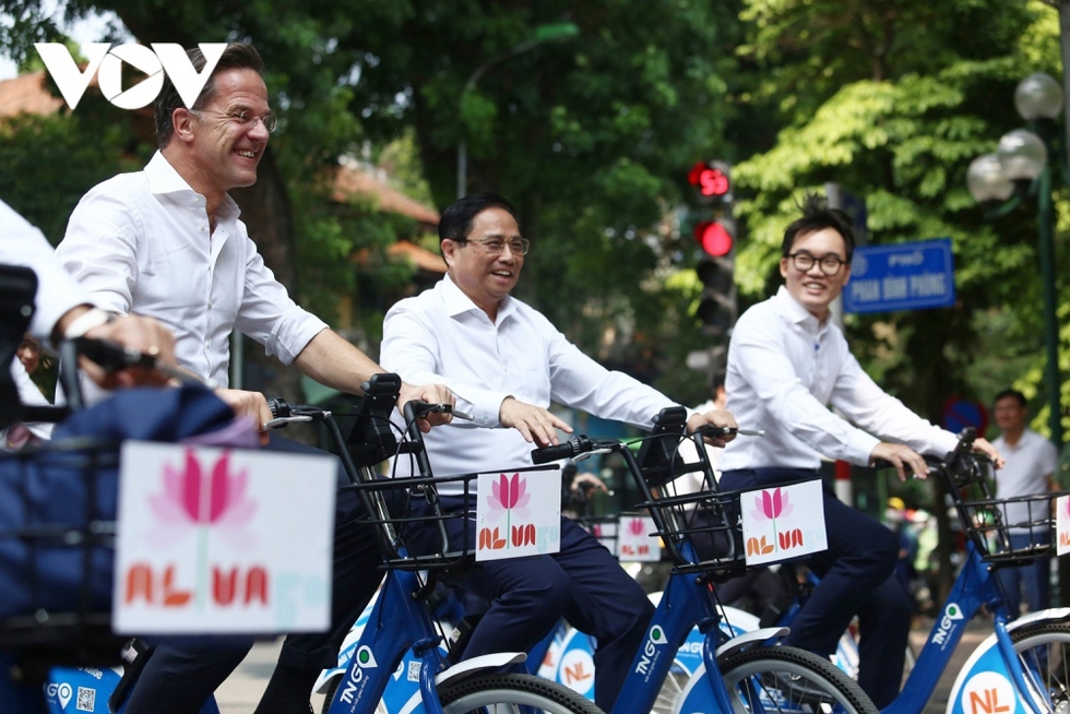 Ảnh: Thủ tướng Phạm Minh Chính cùng Thủ tướng Hà Lan dạo phố Hà Nội bằng xe đạp - Ảnh 4.