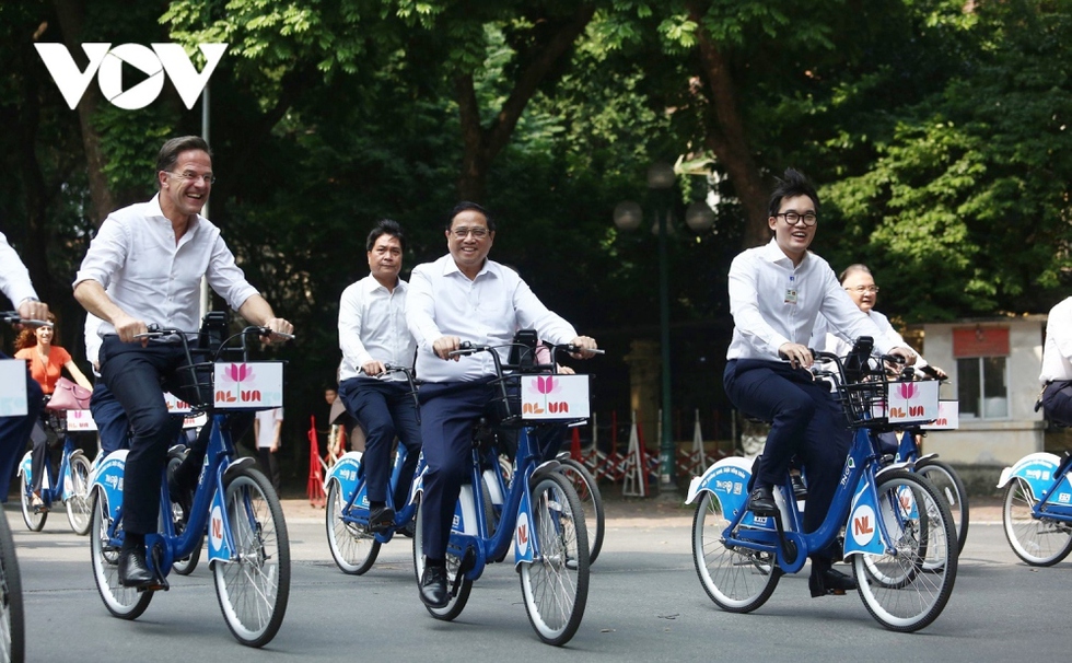 Ảnh: Thủ tướng Phạm Minh Chính cùng Thủ tướng Hà Lan dạo phố Hà Nội bằng xe đạp - Ảnh 3.