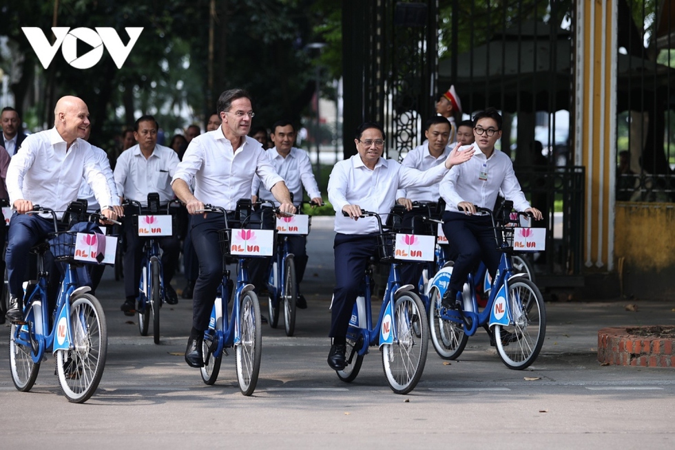 Ảnh: Thủ tướng Phạm Minh Chính cùng Thủ tướng Hà Lan dạo phố Hà Nội bằng xe đạp - Ảnh 2.