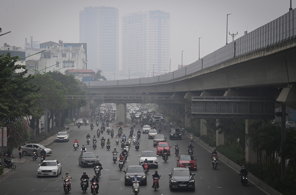 Hà Nội trong ngày không khí tệ thứ 3 toàn cầu: Người dân khó thở, nhức mắt khi ra đường - Ảnh 3.