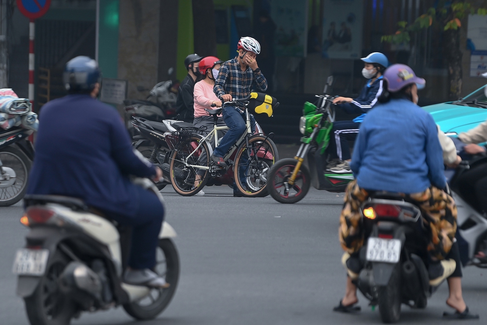 Hà Nội trong ngày không khí tệ thứ 3 toàn cầu: Người dân khó thở, nhức mắt khi ra đường - Ảnh 9.