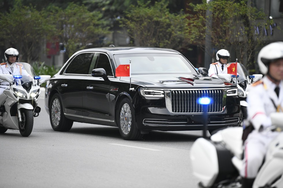 Đoàn xe hộ tống Tổng Bí thư, Chủ tịch Trung Quốc Tập Cận Bình trên đường phố Hà Nội sáng nay - Ảnh 1.