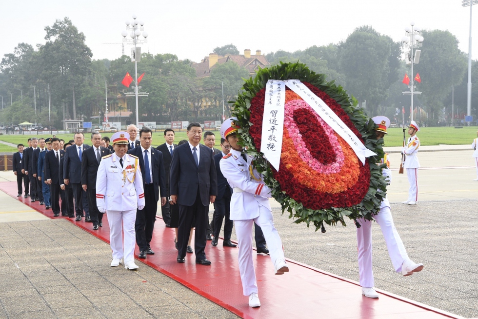 Tổng Bí thư, Chủ tịch Trung Quốc Tập Cận Bình đặt vòng hoa, viếng Lăng Chủ tịch Hồ Chí Minh - Ảnh 1.