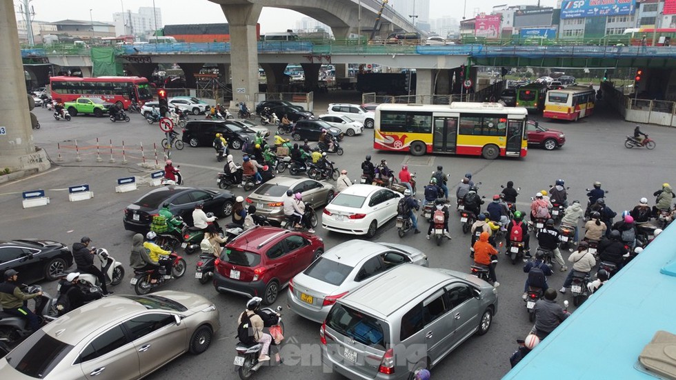 Cận cảnh 2 cầu vượt thép Mai Dịch lỡ tiến độ gây ùn tắc giao thông dịp cuối năm 2023 - Ảnh 8.