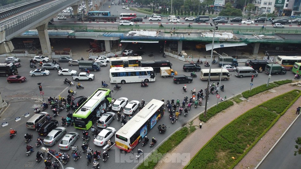 Cận cảnh 2 cầu vượt thép Mai Dịch lỡ tiến độ gây ùn tắc giao thông dịp cuối năm 2023 - Ảnh 6.