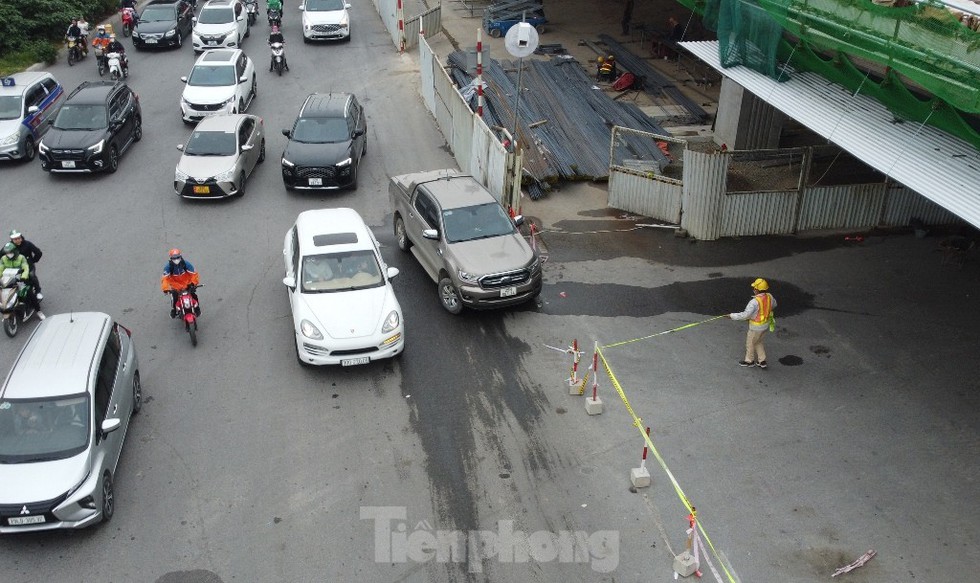 Cận cảnh 2 cầu vượt thép Mai Dịch lỡ tiến độ gây ùn tắc giao thông dịp cuối năm 2023 - Ảnh 5.