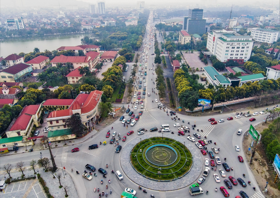 Cảnh tắc ô tô ở tỉnh có thu nhập bình quân tháng chỉ hơn 3 triệu đồng - Ảnh 1.