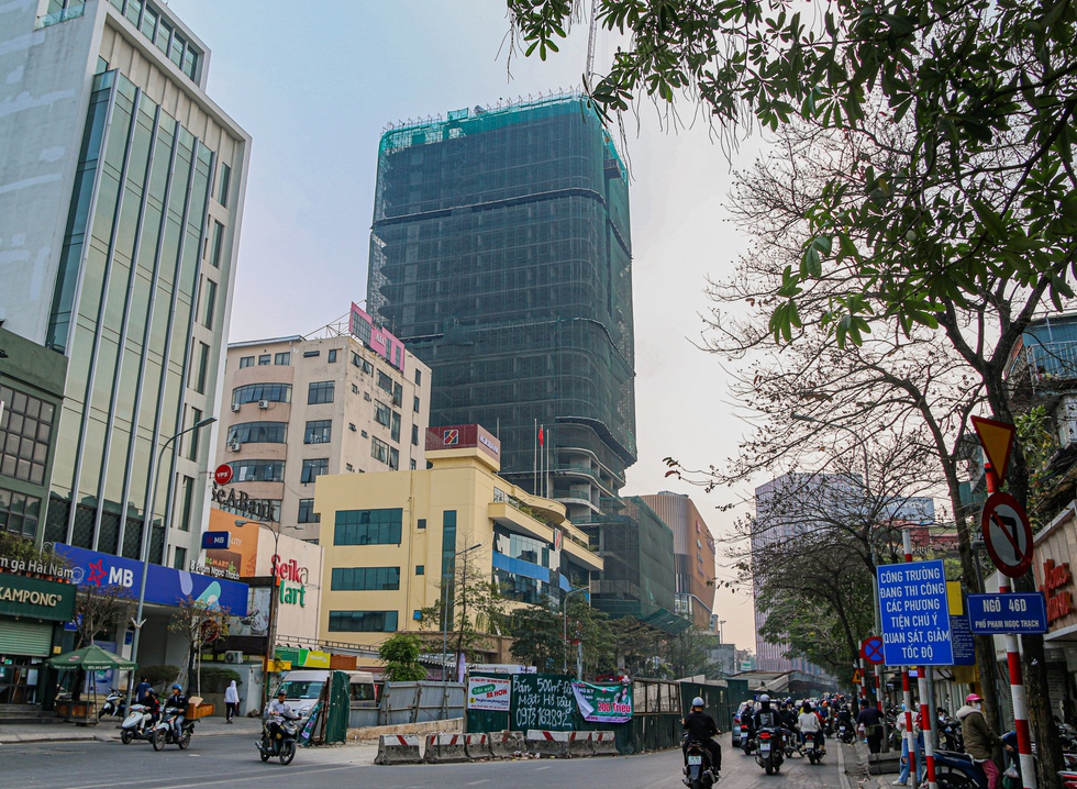  [Photo Essay] Muốn mua căn hộ chung cư mới 3 phòng ngủ khu trung tâm Hà Nội phải có trong tay 10 tỷ đồng  - Ảnh 2.