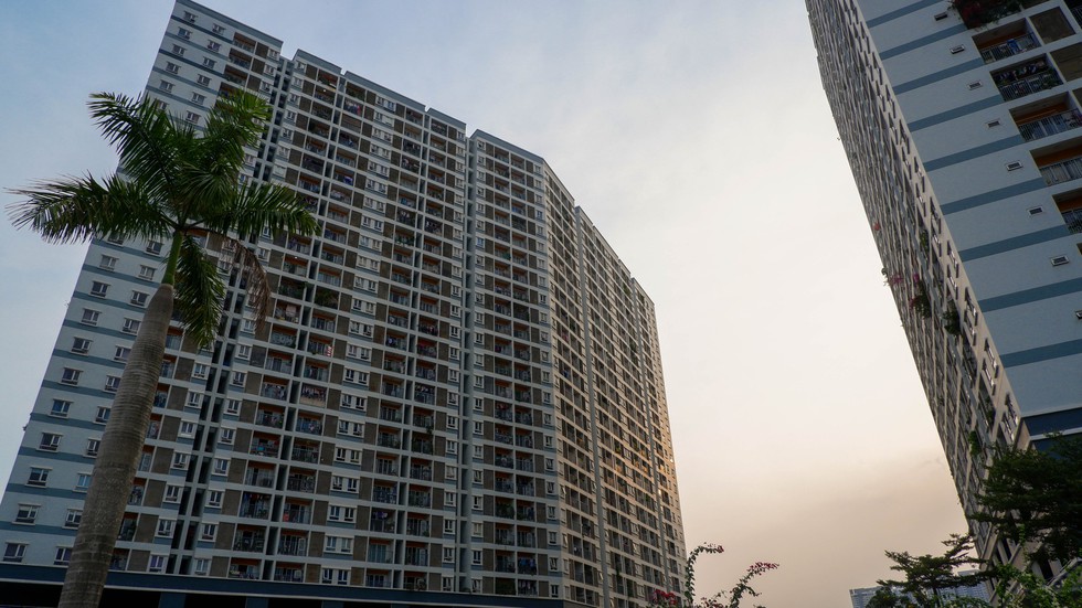 [Photo Essay] Điểm tên những tòa chung cư có thể mua về ở ngay chỉ với khoảng 2 tỷ đồng tại TPHCM - Ảnh 4.