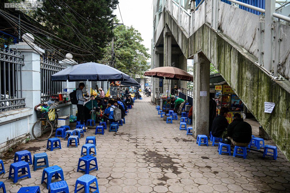 Nhà ga tuyến đường sắt Nhổn - ga Hà Nội thành nơi bán trà, quán ăn - Ảnh 6.