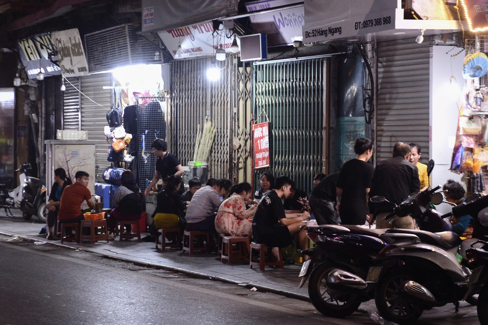 Toàn cảnh đường phố Hà Nội sau đợt ra quân giành lại vỉa hè: Chỗ thoáng vẫn thoáng, chỗ chiếm vẫn chiếm - Ảnh 8.