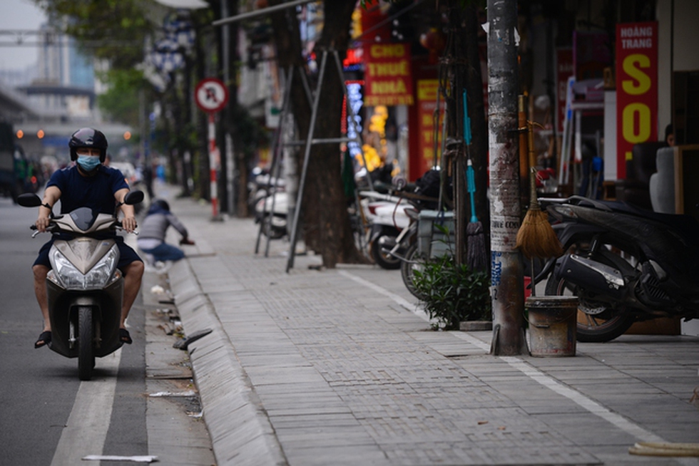 Toàn cảnh đường phố Hà Nội sau đợt ra quân giành lại vỉa hè: Chỗ thoáng vẫn thoáng, chỗ chiếm vẫn chiếm - Ảnh 2.