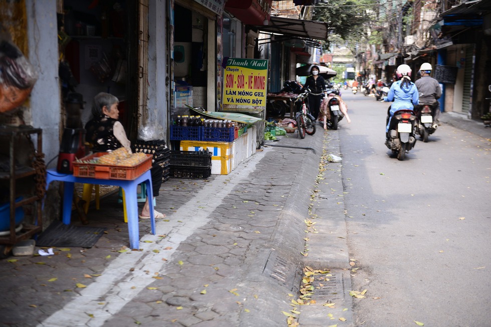 Toàn cảnh đường phố Hà Nội sau đợt ra quân giành lại vỉa hè: Chỗ thoáng vẫn thoáng, chỗ chiếm vẫn chiếm - Ảnh 18.