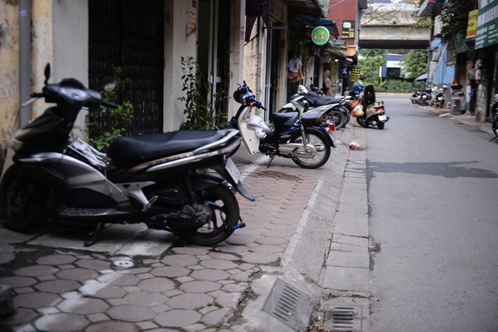 Toàn cảnh đường phố Hà Nội sau đợt ra quân giành lại vỉa hè: Chỗ thoáng vẫn thoáng, chỗ chiếm vẫn chiếm - Ảnh 15.