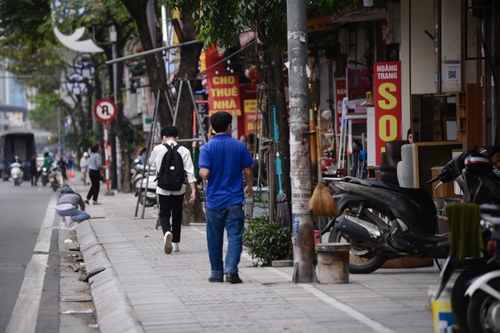 Toàn cảnh đường phố Hà Nội sau đợt ra quân giành lại vỉa hè: Chỗ thoáng vẫn thoáng, chỗ chiếm vẫn chiếm - Ảnh 13.