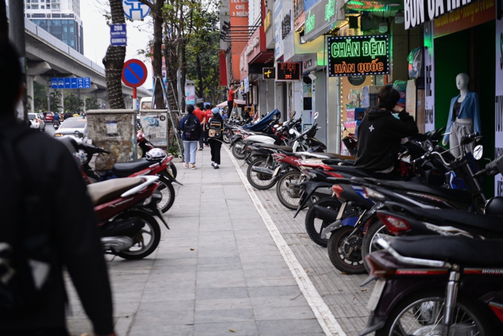 Toàn cảnh đường phố Hà Nội sau đợt ra quân giành lại vỉa hè: Chỗ thoáng vẫn thoáng, chỗ chiếm vẫn chiếm - Ảnh 12.