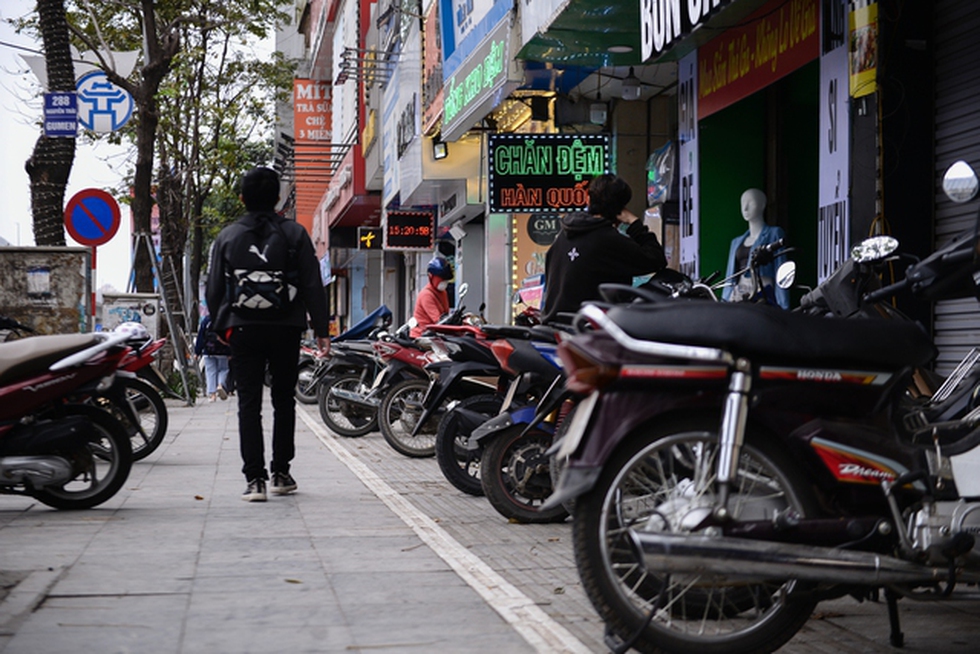 Toàn cảnh đường phố Hà Nội sau đợt ra quân giành lại vỉa hè: Chỗ thoáng vẫn thoáng, chỗ chiếm vẫn chiếm - Ảnh 11.