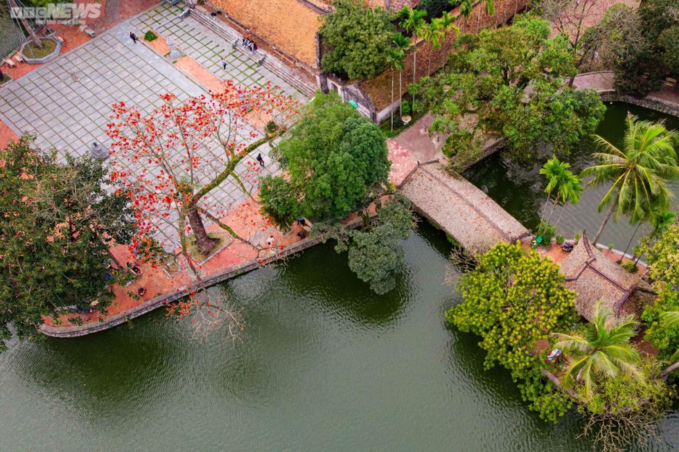Ngôi chùa nghìn năm tuổi ở Hà Nội nên thơ với sắc đỏ hoa gạo - Ảnh 8.