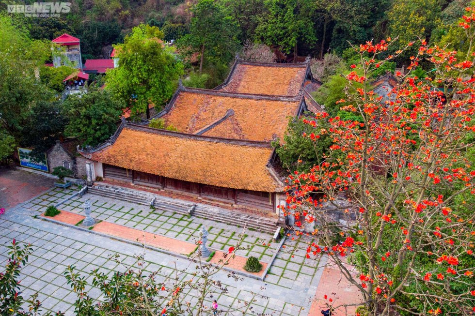 Ngôi chùa nghìn năm tuổi ở Hà Nội nên thơ với sắc đỏ hoa gạo - Ảnh 2.