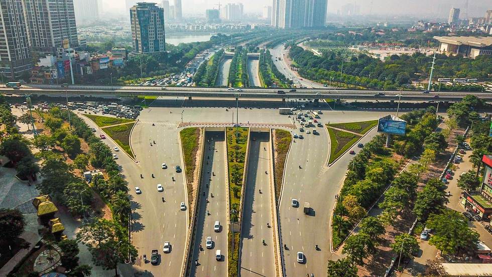 [Photo Essay] Đại Lộ Thăng Long - bến đỗ của loạt đại gia bất động sản - Ảnh 1.