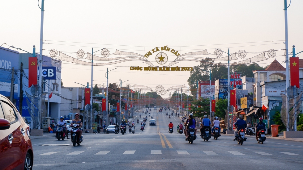 [Photo Essay] Được đề xuất lên thành phố, giá đất tại thị xã đông dân nhất Việt Nam thay đổi ra sao? - Ảnh 1.