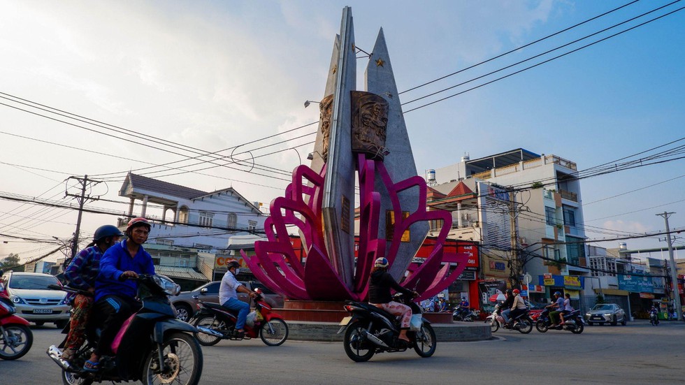 [Photo Essay] Được đề xuất lên thành phố, giá đất tại thị xã đông dân nhất Việt Nam thay đổi ra sao? - Ảnh 2.